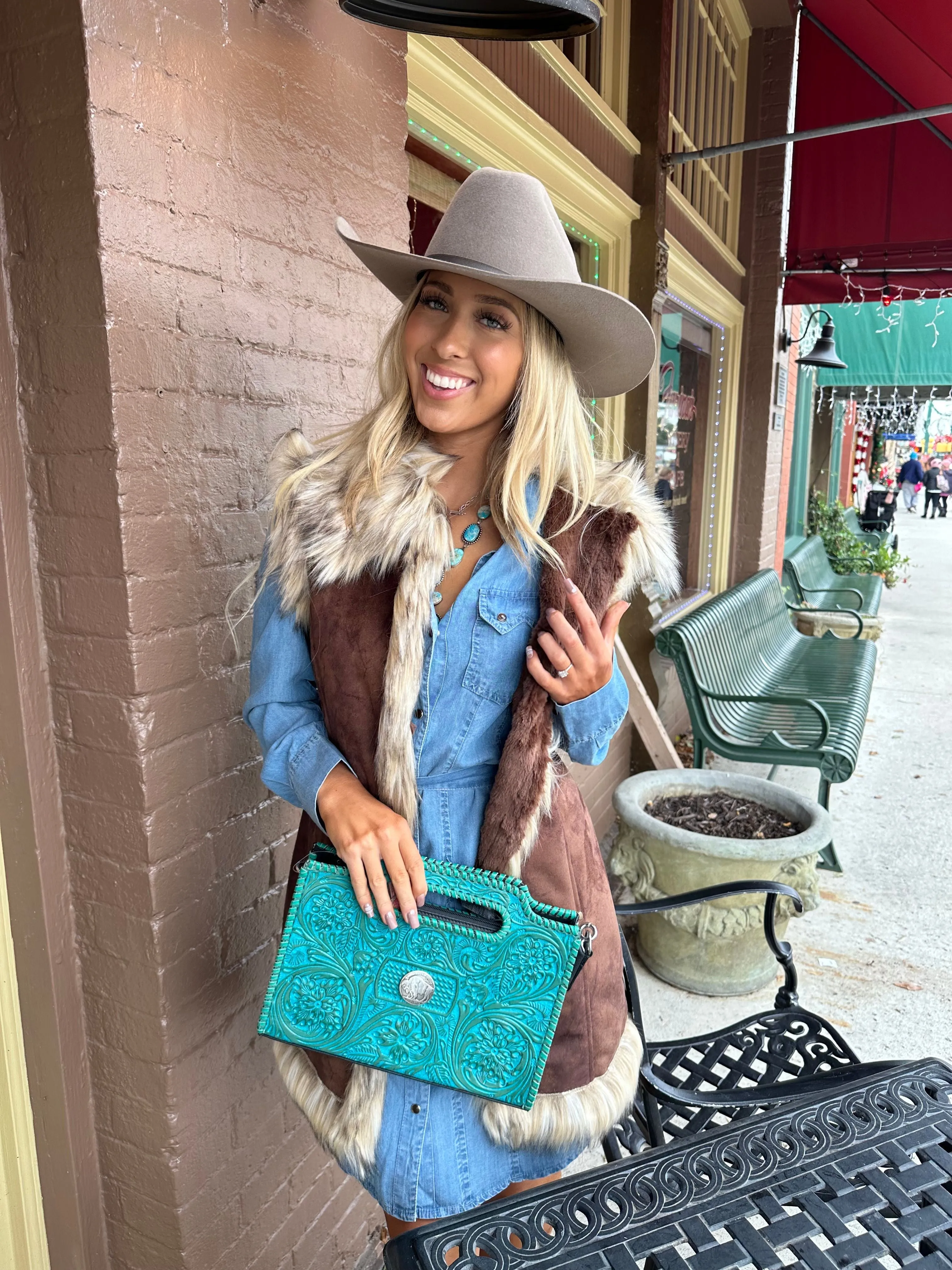 Chic Floral Carving Crossbody Clutch